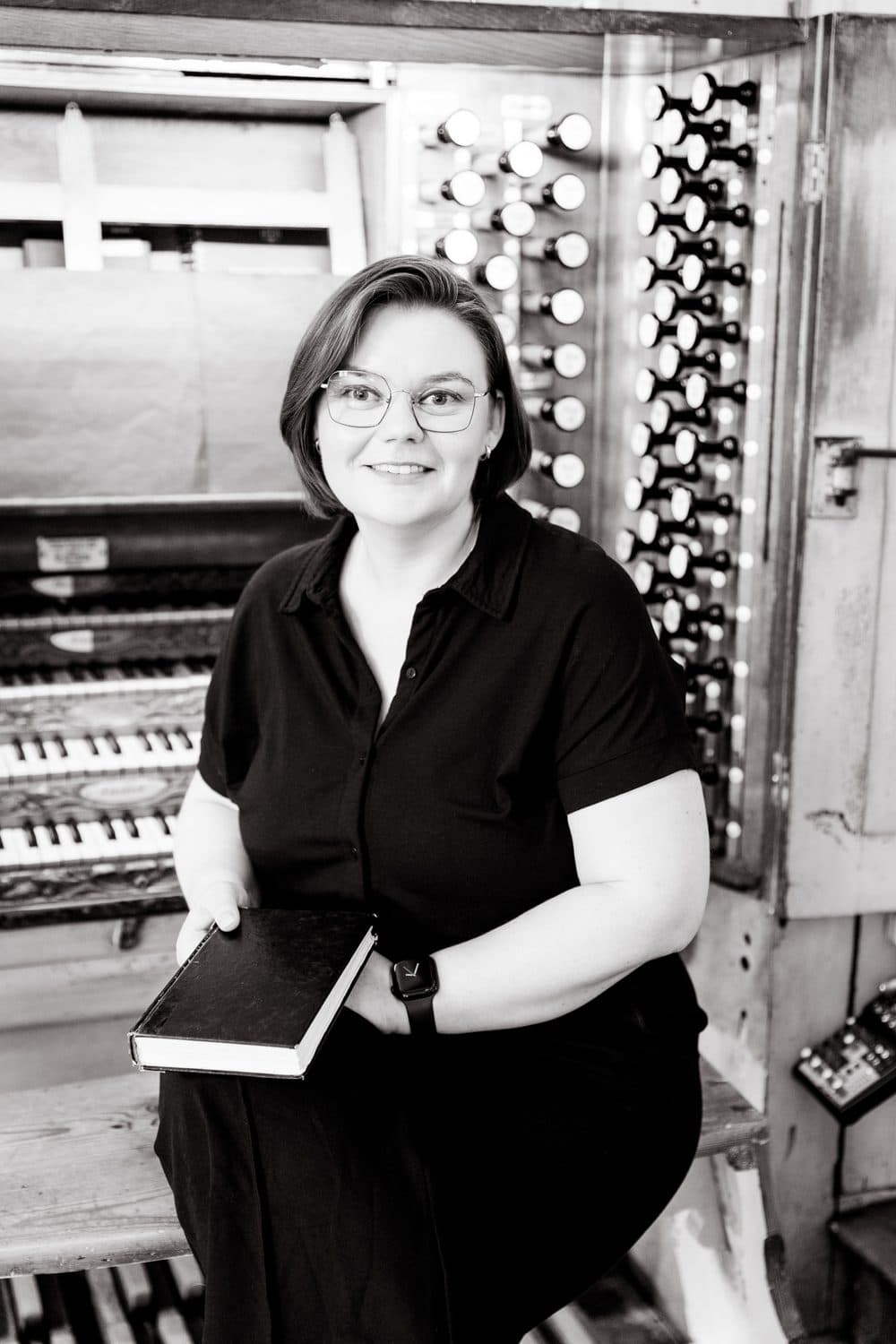 Līga Auguste an der Orgel
